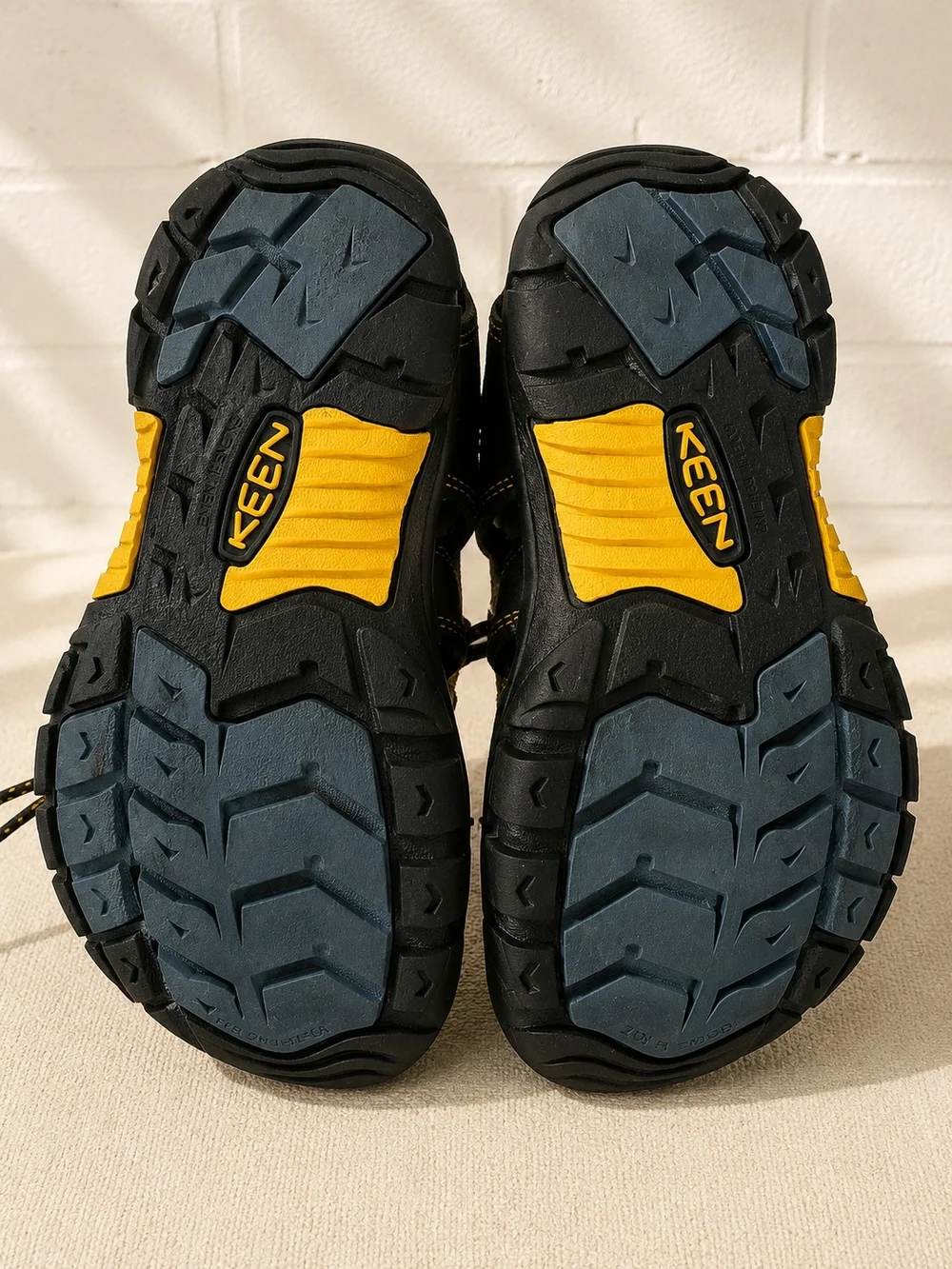 KEEN Newport H2 Waterproof Sandals Kids Child Size 1 Black Yellow Hiking Shoes